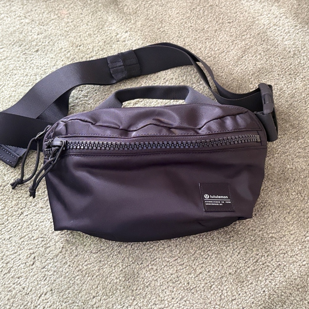 LULULEMON ALL DAY I ESSENTIALS BELT BAG 2.5L **Brand New w/out tags**